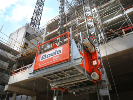 Transport scaffolding at a construction site