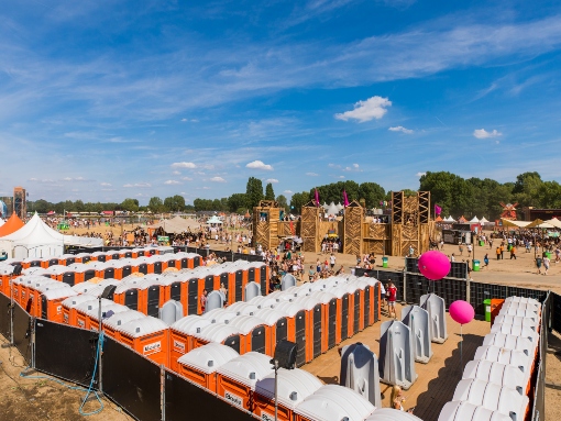 Mobiele toiletten op een evenementenlocatie