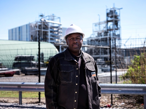 Medewerker op een industriële locatie