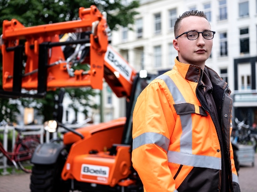 Wiellader verplaatst grond
