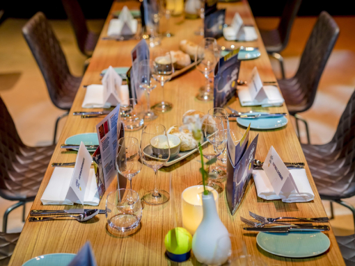 Rechthoekige dinertafel opgedekt voor een groepsdiner (artikelnummer: 2336)